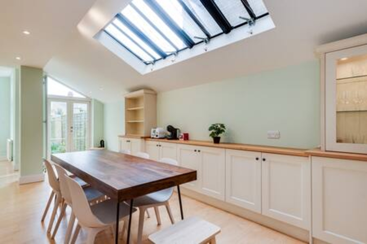 Summertown 4-BR Family Home – Bright & Spacious