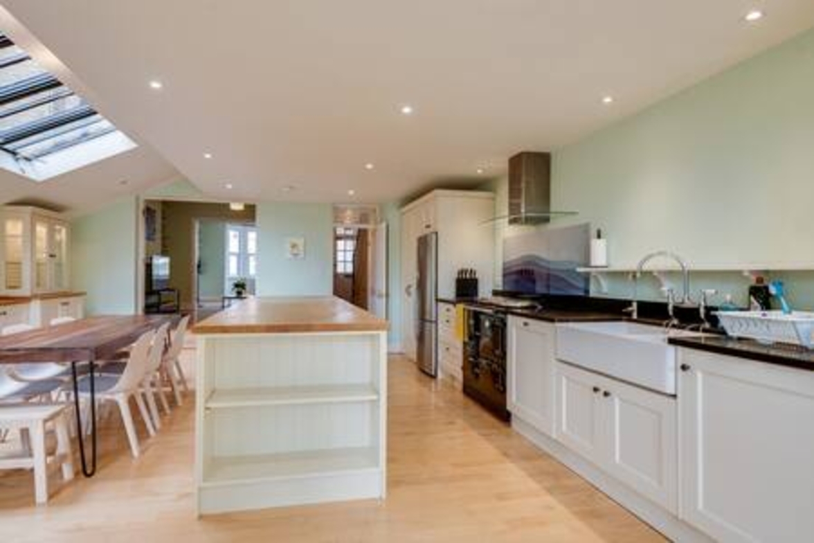 Summertown 4-BR Family Home – Bright & Spacious