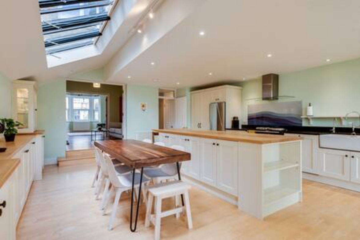 Summertown 4-BR Family Home – Bright & Spacious