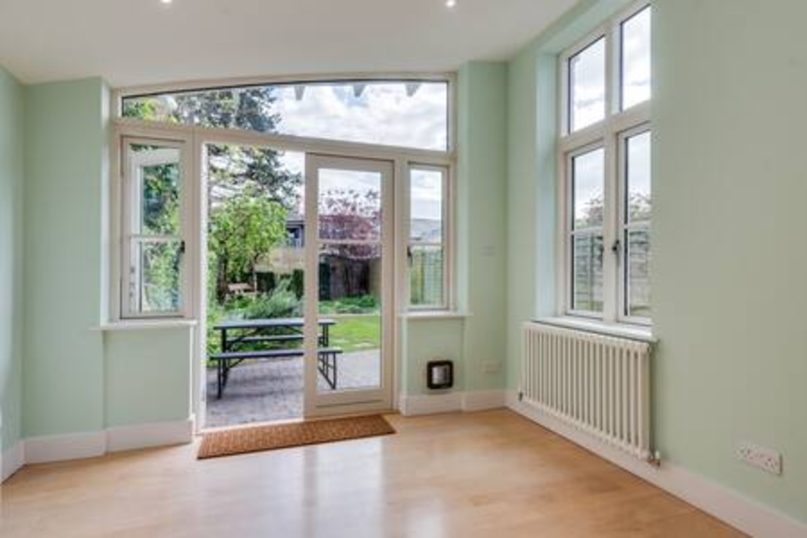 Summertown 4-BR Family Home – Bright & Spacious