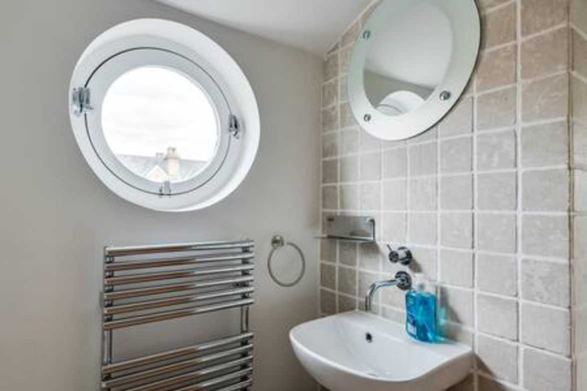 Summertown 4-BR Family Home – Bright & Spacious