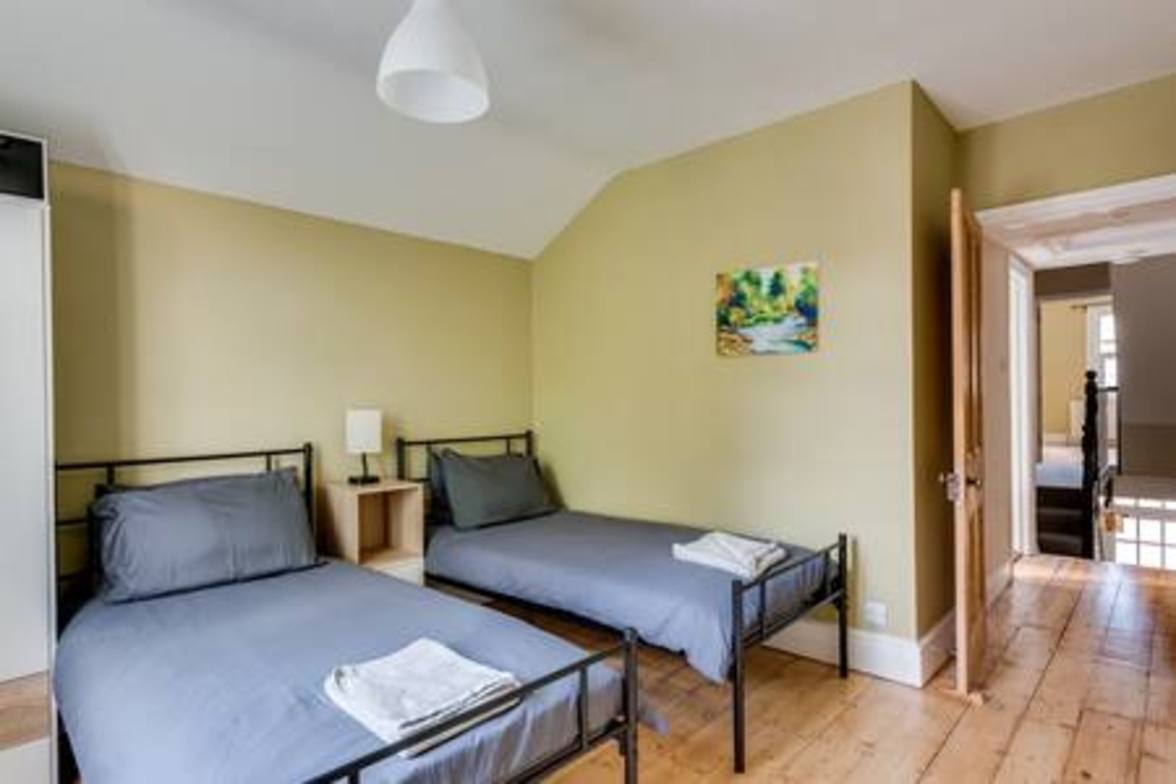 Summertown 4-BR Family Home – Bright & Spacious