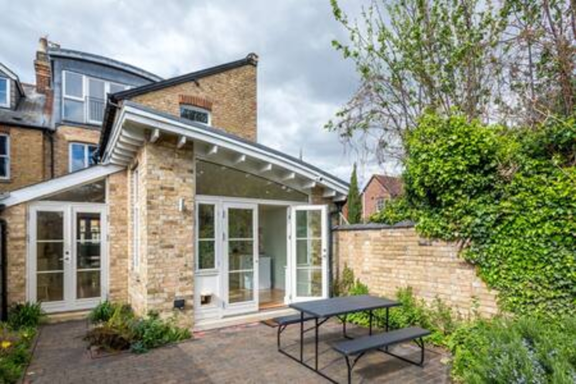 Summertown 4-BR Family Home – Bright & Spacious