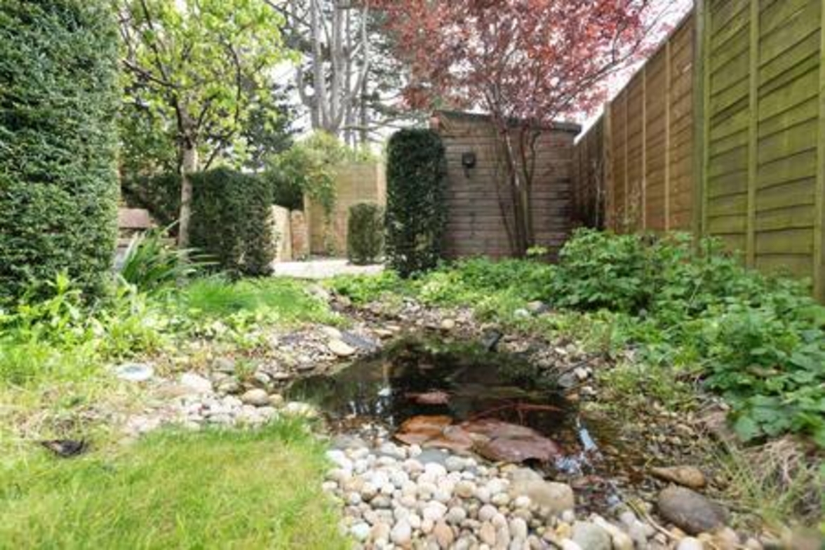 Summertown 4-BR Family Home – Bright & Spacious