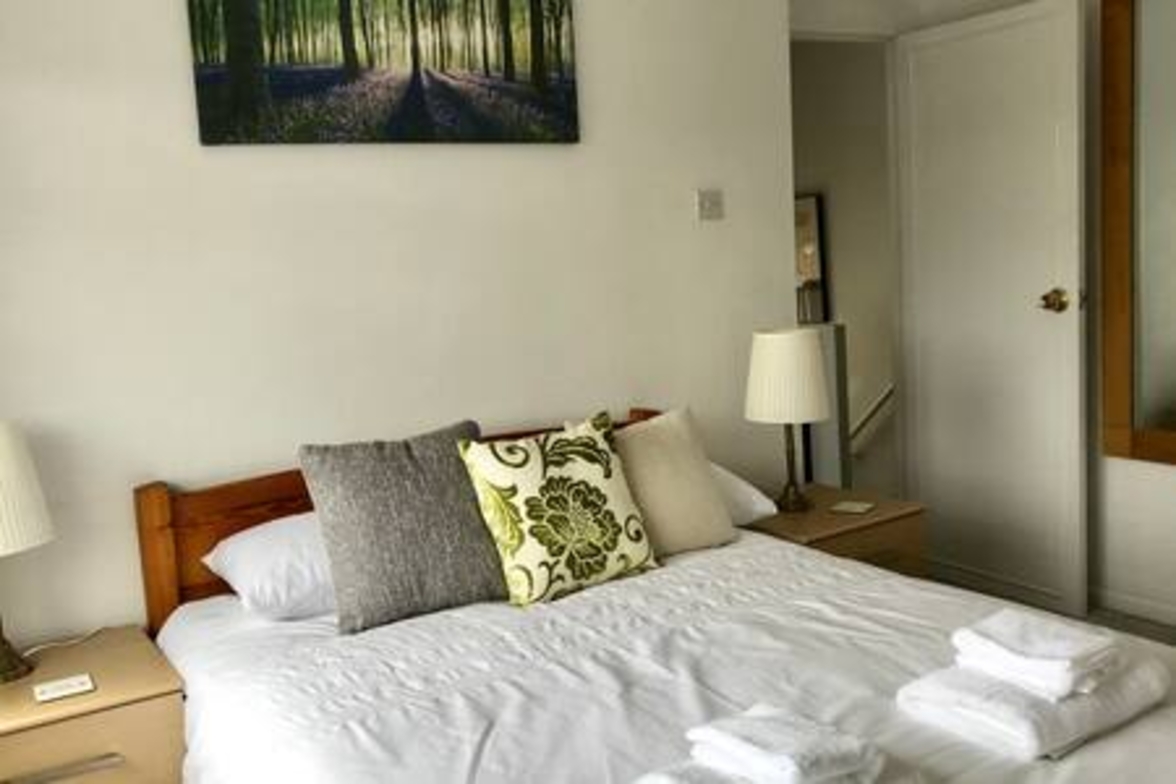 The Woodfarm Lodge – 3 Bedroom House with parking