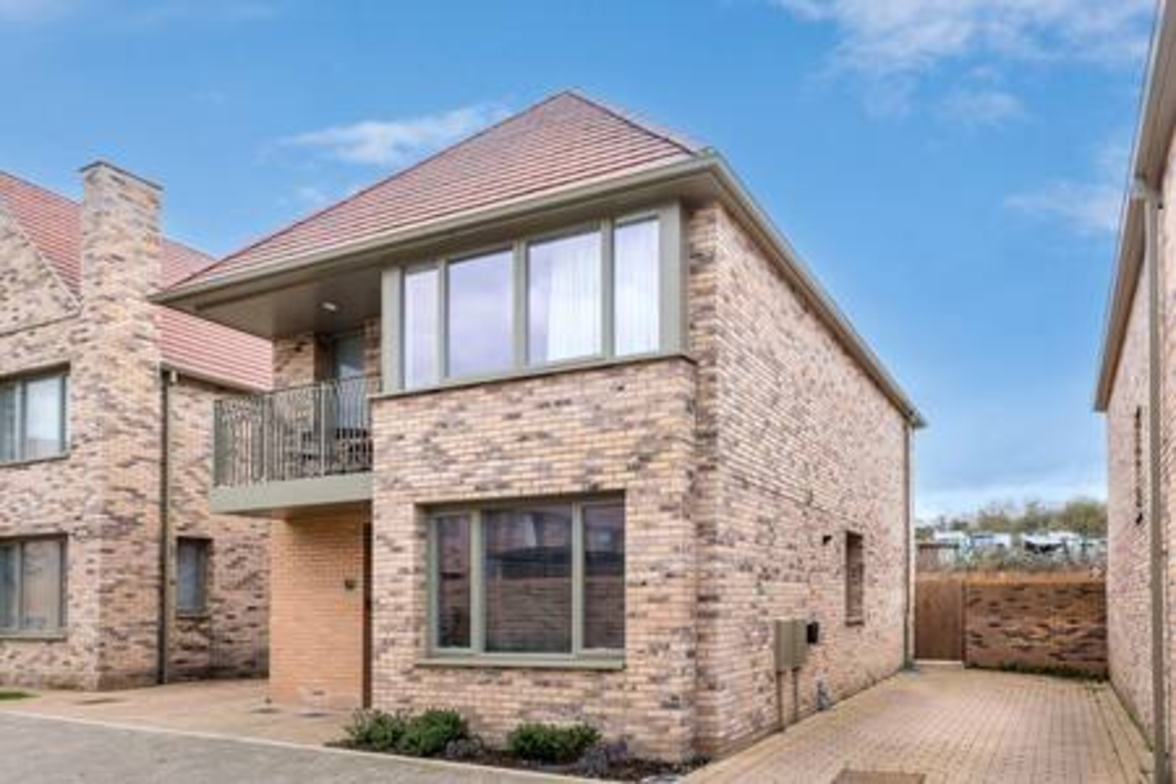 Stylish 4-BR House with 3 Ensuite & Free Parking