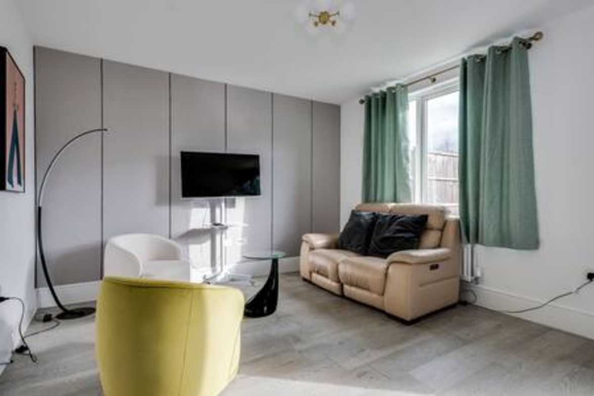 Stylish 4-BR House with 3 Ensuite & Free Parking