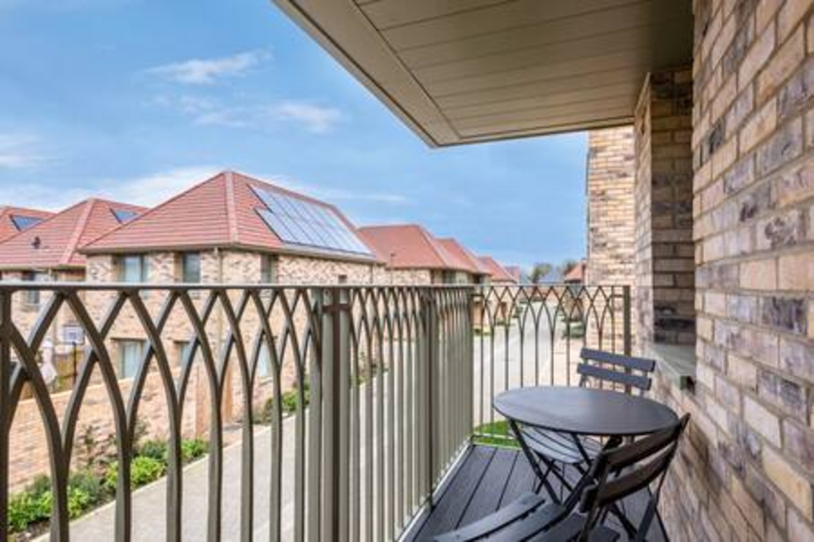 Stylish 4-BR House with 3 Ensuite & Free Parking