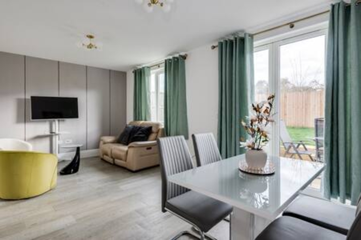 Stylish 4-BR House with 3 Ensuite & Free Parking