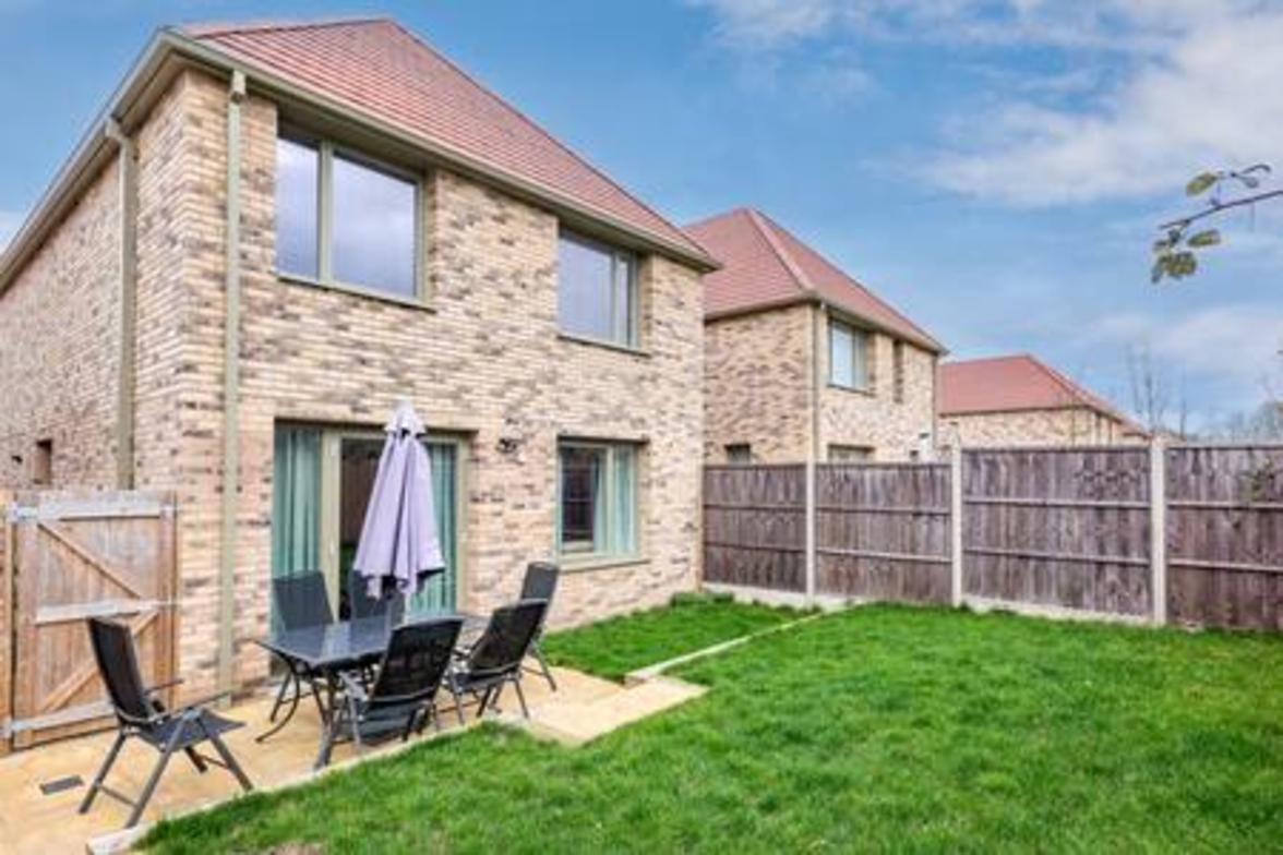 Stylish 4-BR House with 3 Ensuite & Free Parking