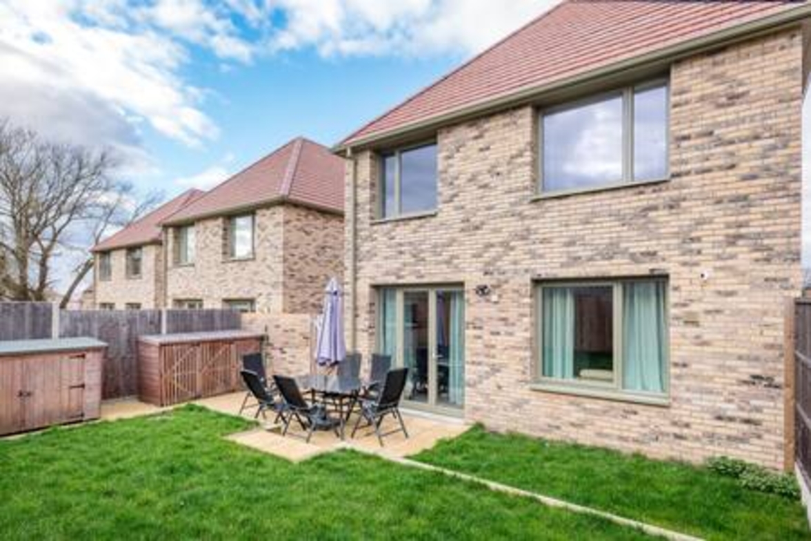 Stylish 4-BR House with 3 Ensuite & Free Parking