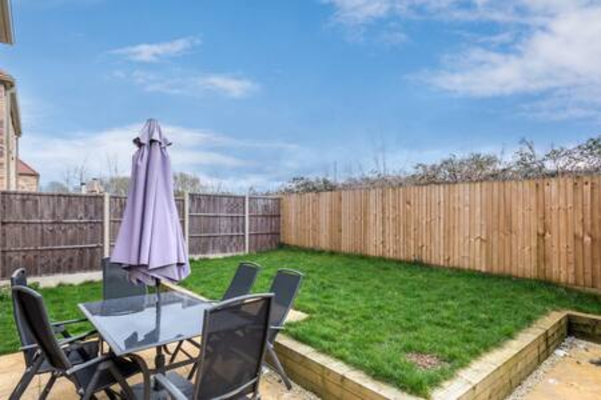 Stylish 4-BR House with 3 Ensuite & Free Parking