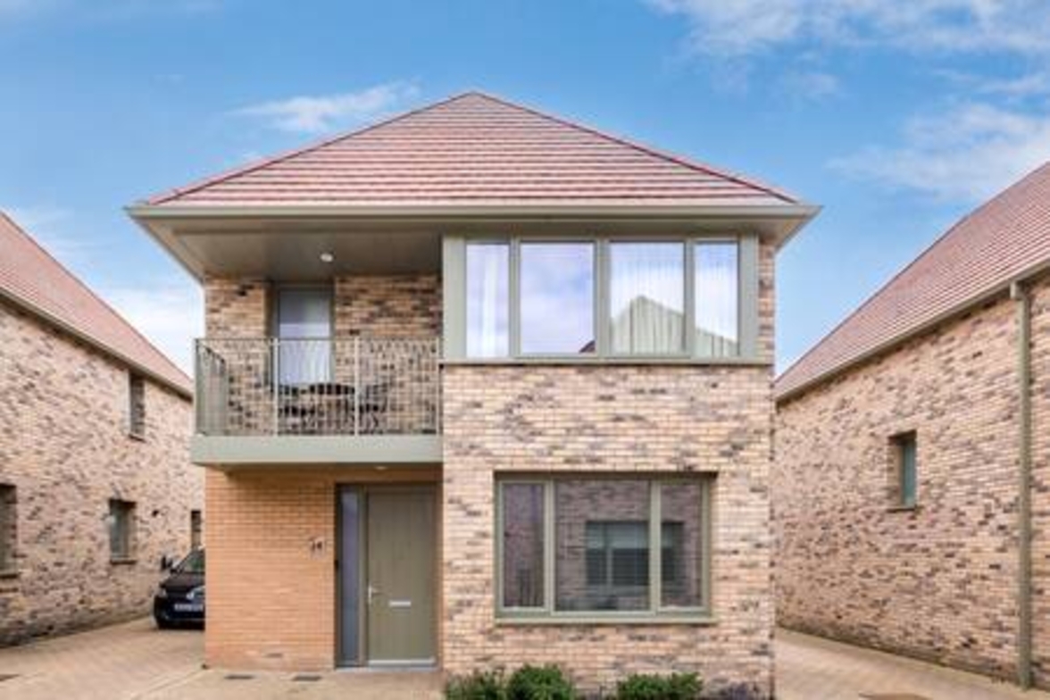 Stylish 4-BR House with 3 Ensuite & Free Parking