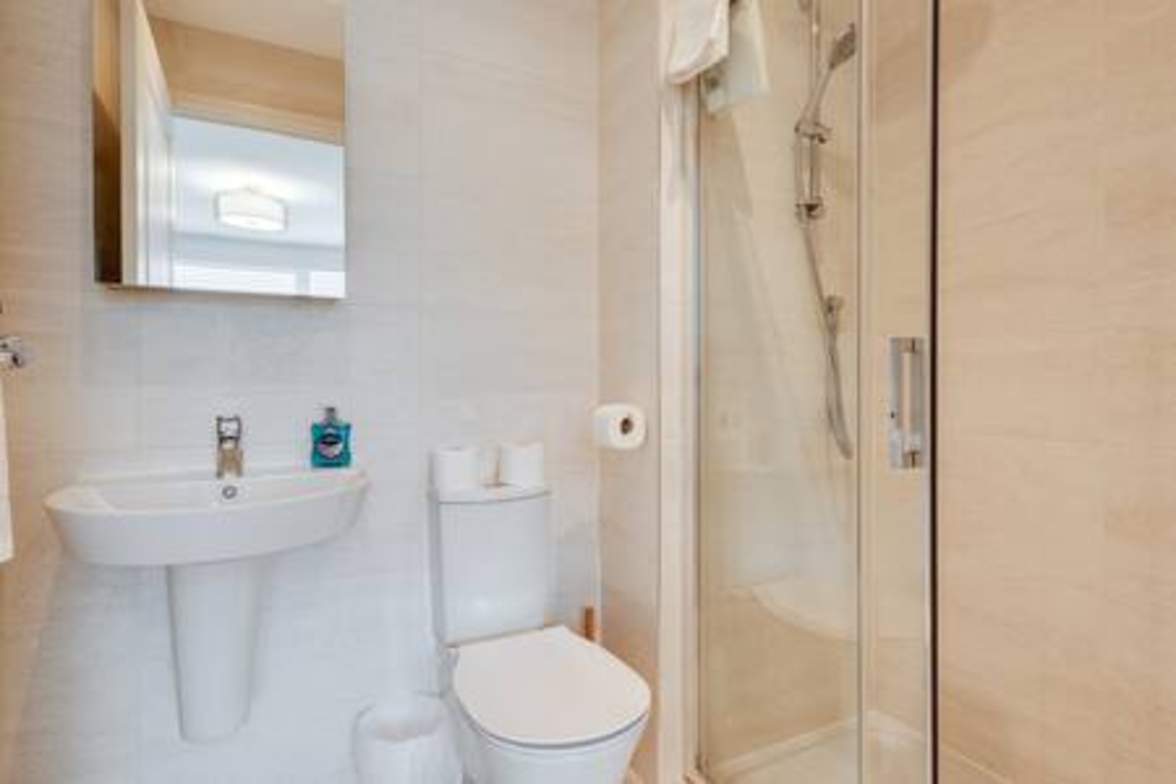 Stylish 4-BR House with 3 Ensuite & Free Parking