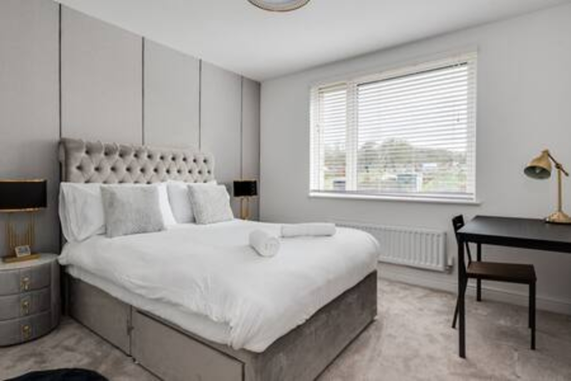 Stylish 4-BR House with 3 Ensuite & Free Parking