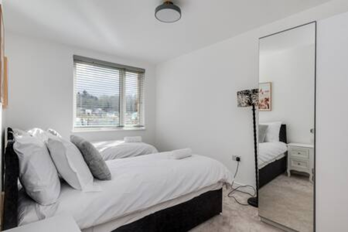 Stylish 4-BR House with 3 Ensuite & Free Parking