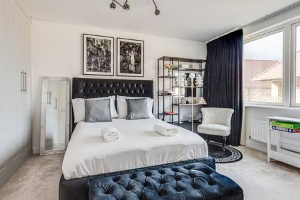 Stylish 4-BR House with 3 Ensuite & Free Parking