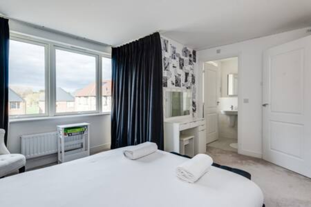 Stylish 4-BR House with 3 Ensuite & Free Parking