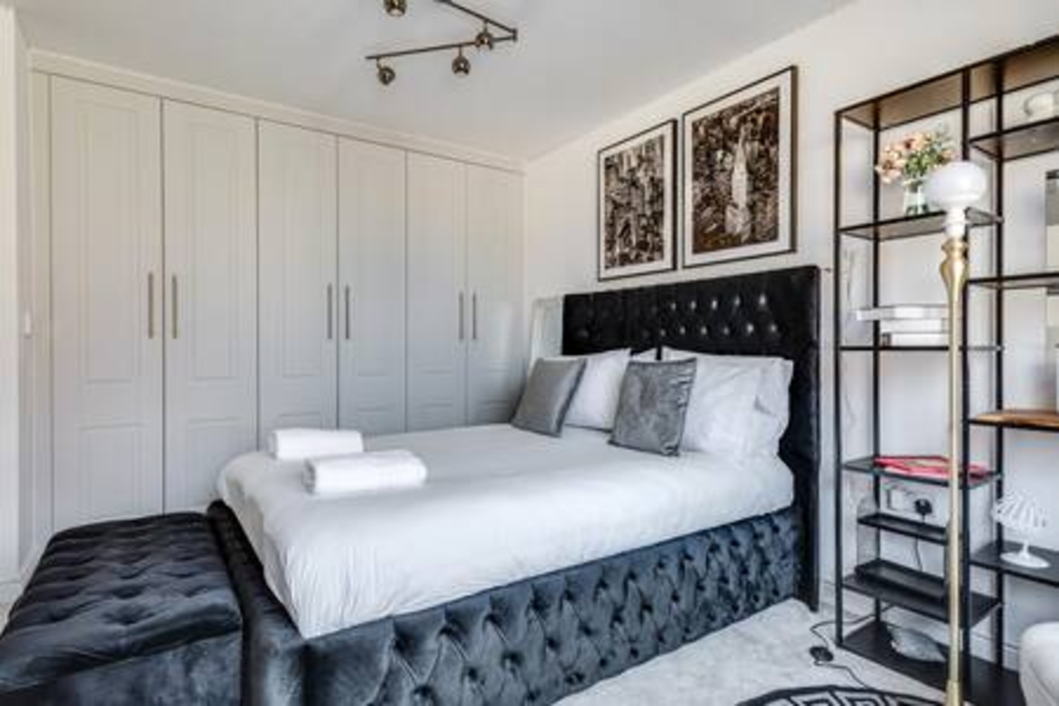 Stylish 4-BR House with 3 Ensuite & Free Parking