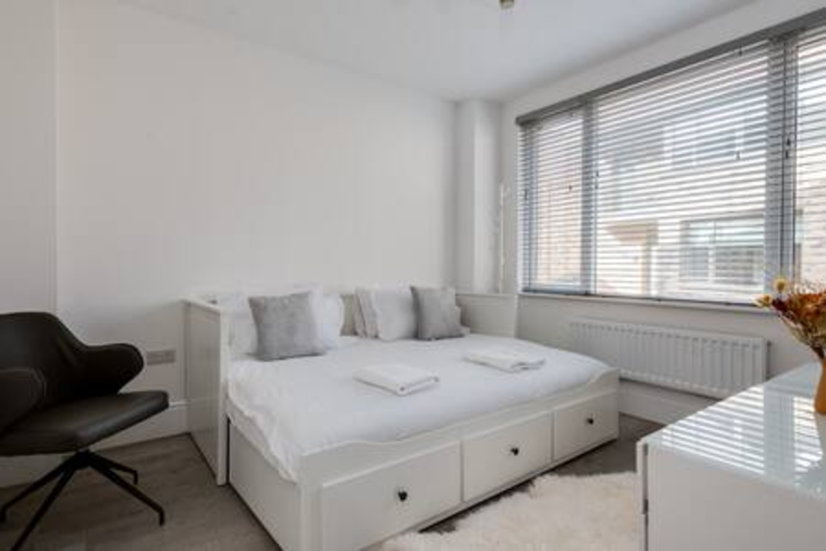 Stylish 4-BR House with 3 Ensuite & Free Parking