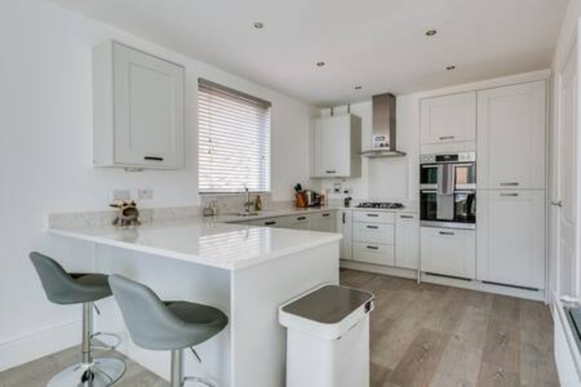 Stylish 4-BR House with 3 Ensuite & Free Parking