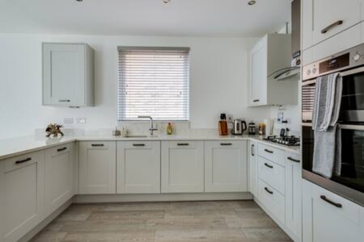 Stylish 4-BR House with 3 Ensuite & Free Parking