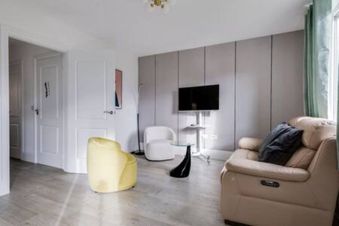 Stylish 4-BR House with 3 Ensuite & Free Parking