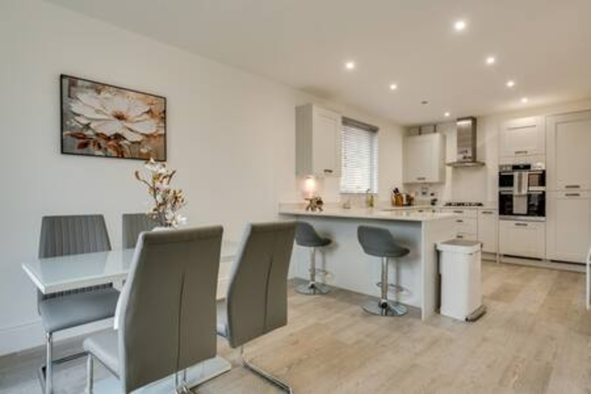 Stylish 4-BR House with 3 Ensuite & Free Parking