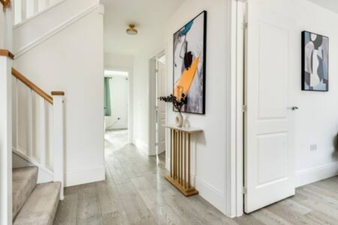 Stylish 4-BR House with 3 Ensuite & Free Parking