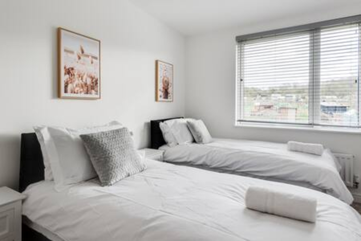 Stylish 4-BR House with 3 Ensuite & Free Parking