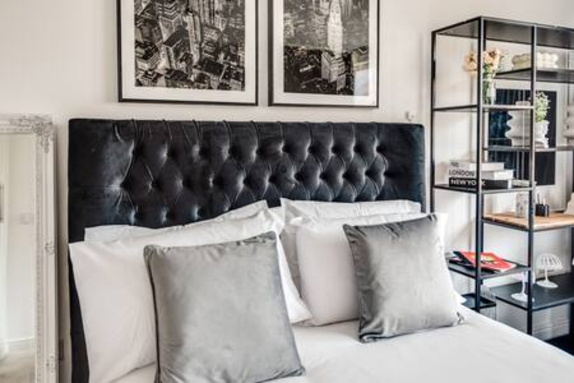 Stylish 4-BR House with 3 Ensuite & Free Parking