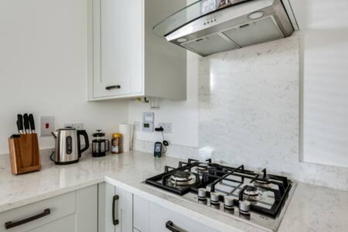 Stylish 4-BR House with 3 Ensuite & Free Parking