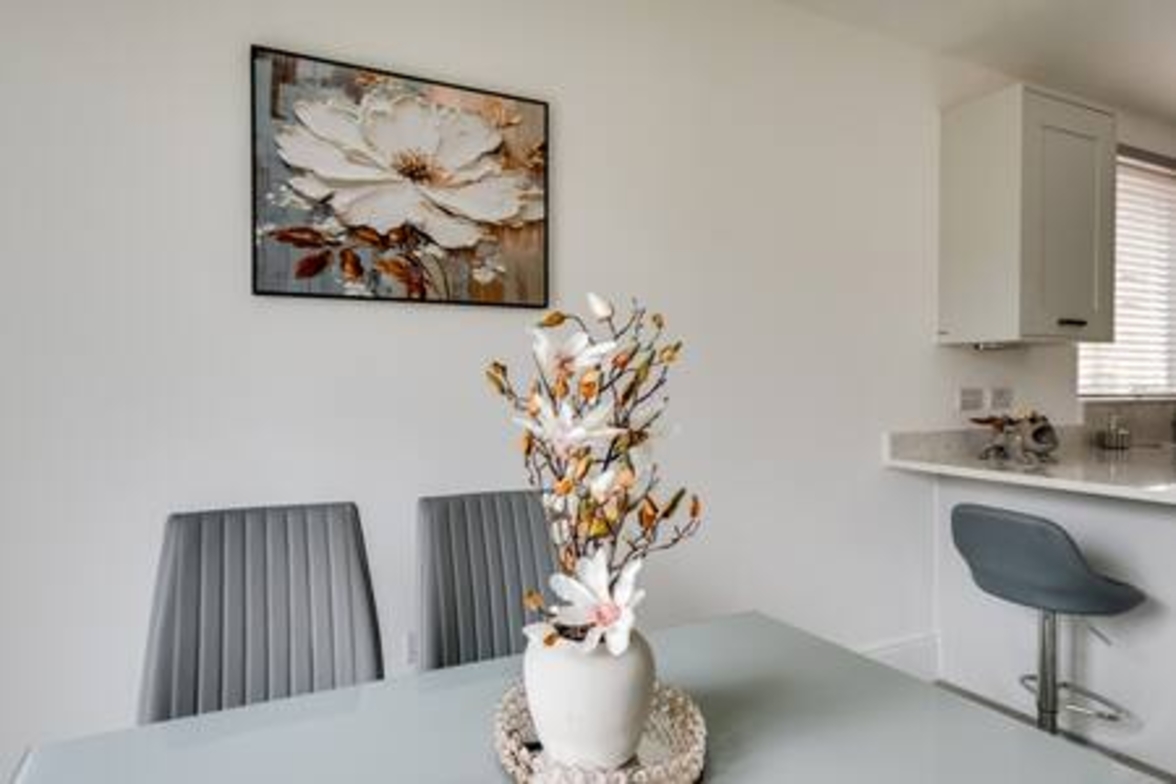 Stylish 4-BR House with 3 Ensuite & Free Parking