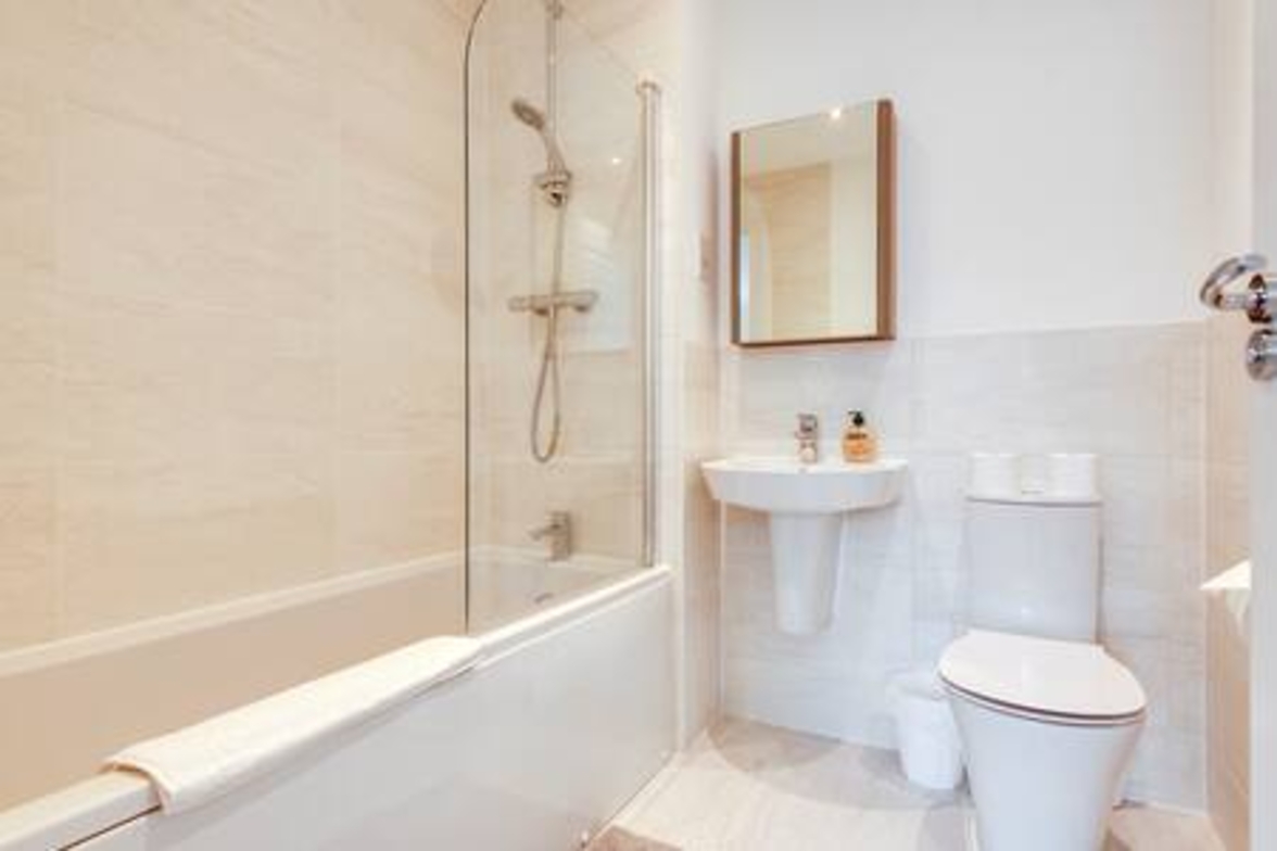 Stylish 4-BR House with 3 Ensuite & Free Parking