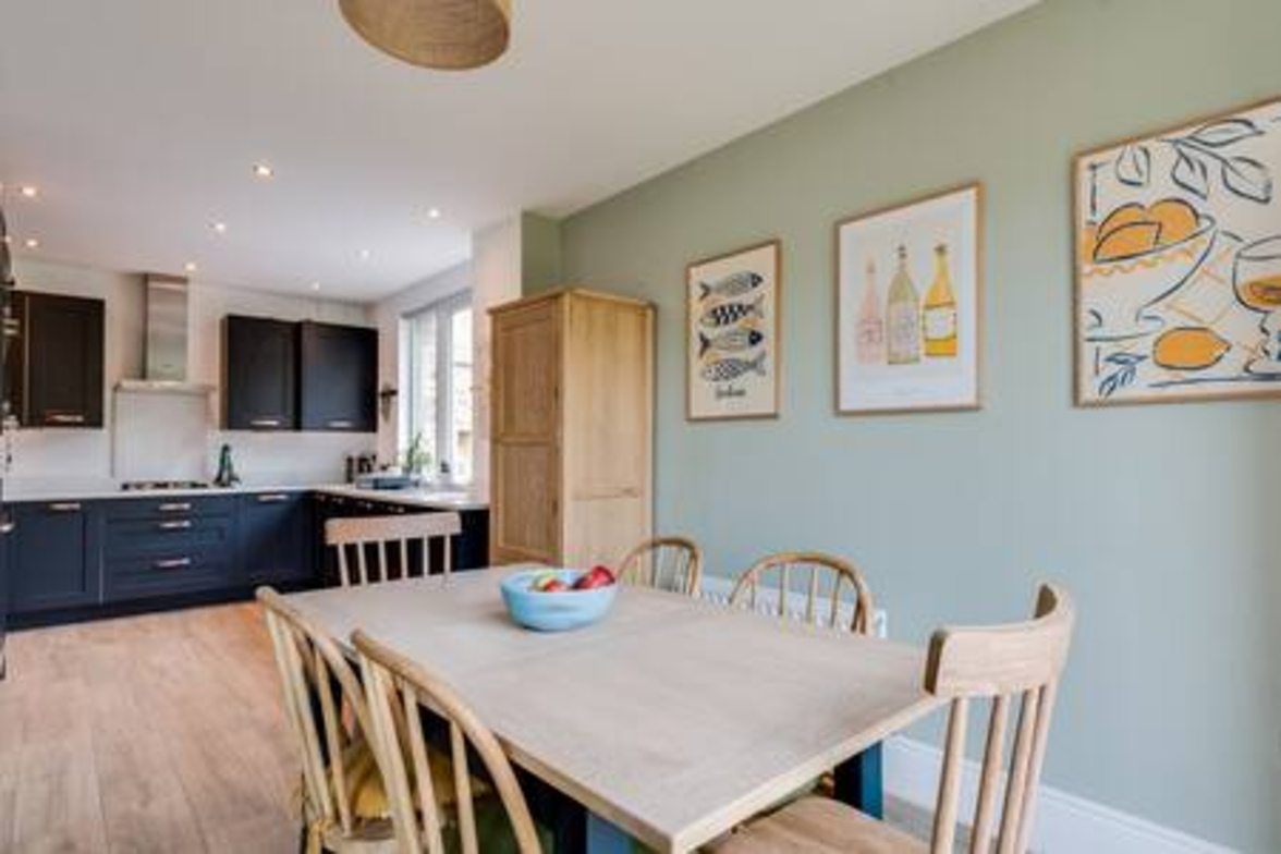 Family-Friendly Getaway – Garden, Parking Sleeps 7