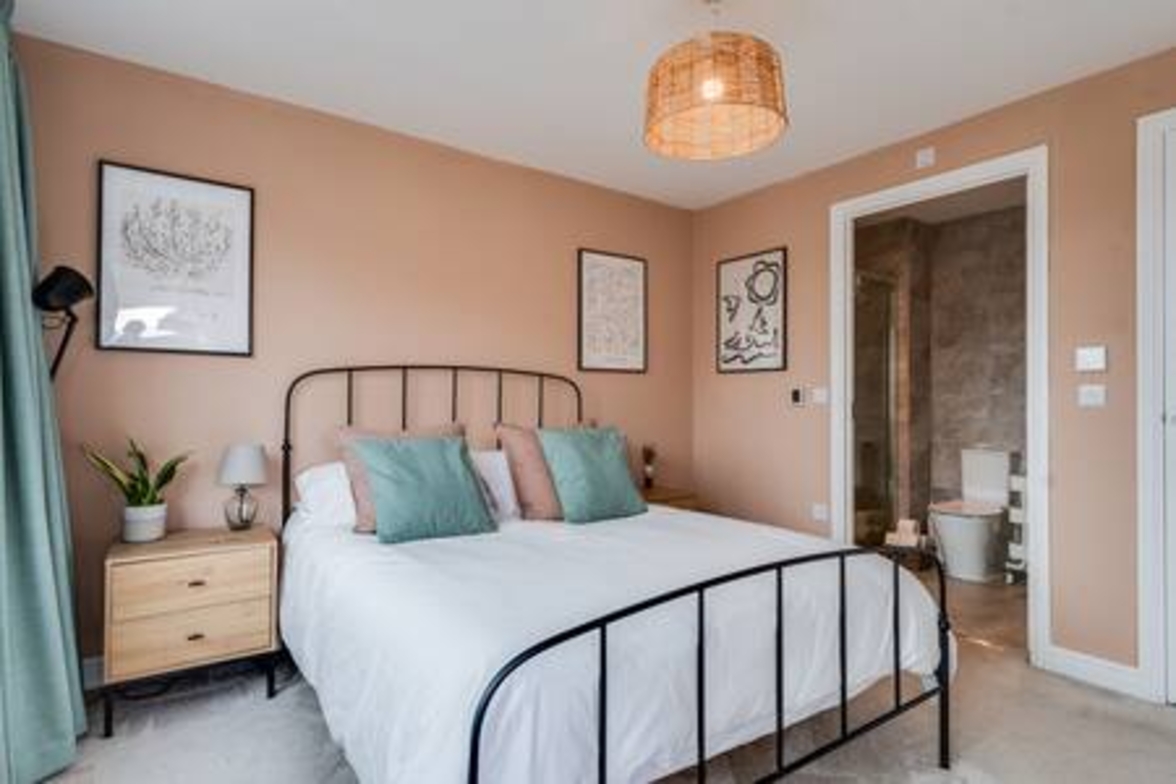 Family-Friendly Getaway – Garden, Parking Sleeps 7