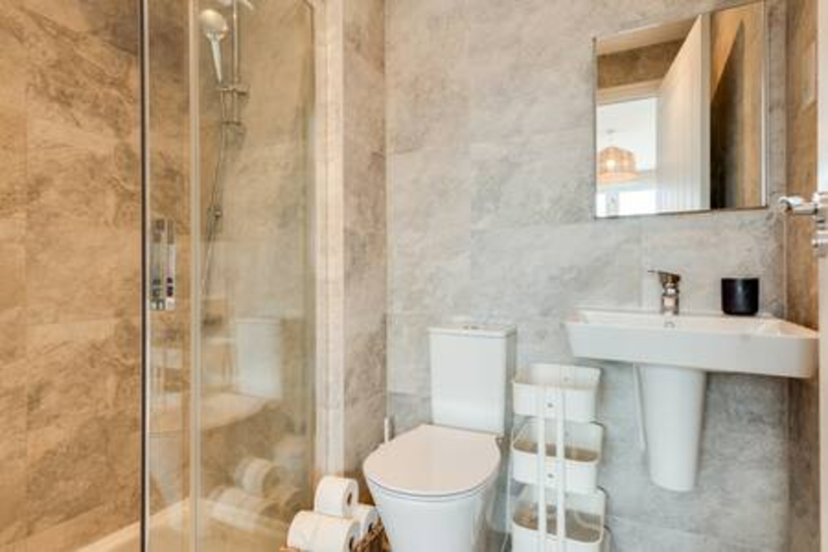 Family-Friendly Getaway – Garden, Parking Sleeps 7