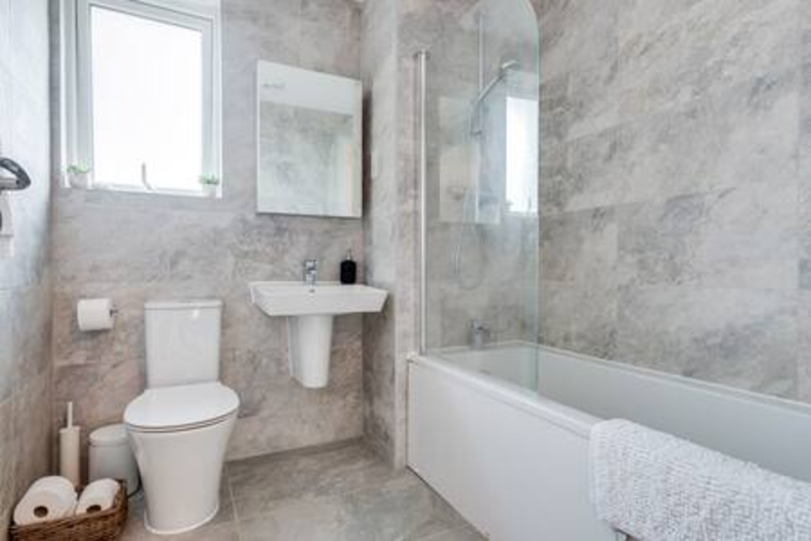 Family-Friendly Getaway – Garden, Parking Sleeps 7