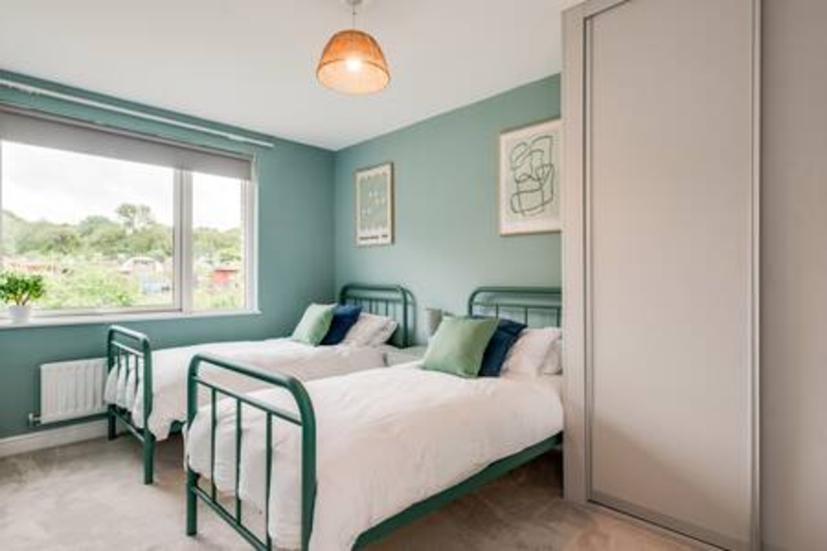 Family-Friendly Getaway – Garden, Parking Sleeps 7