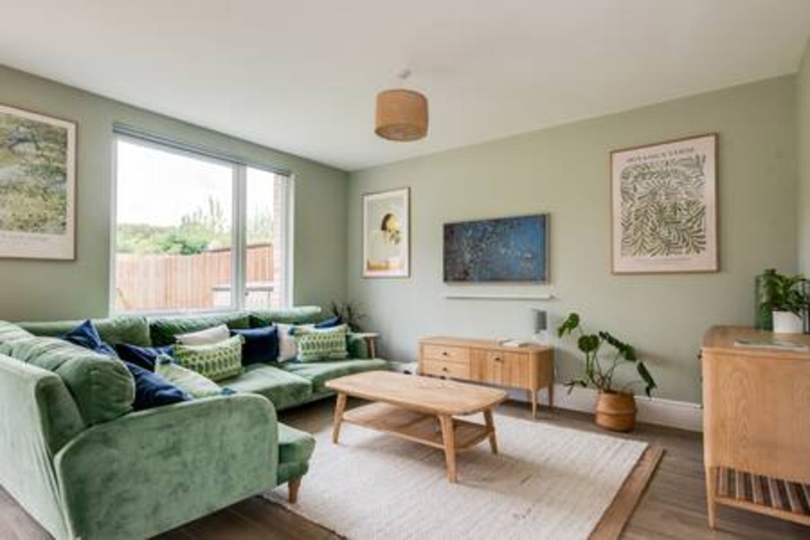 Family-Friendly Getaway – Garden, Parking Sleeps 7