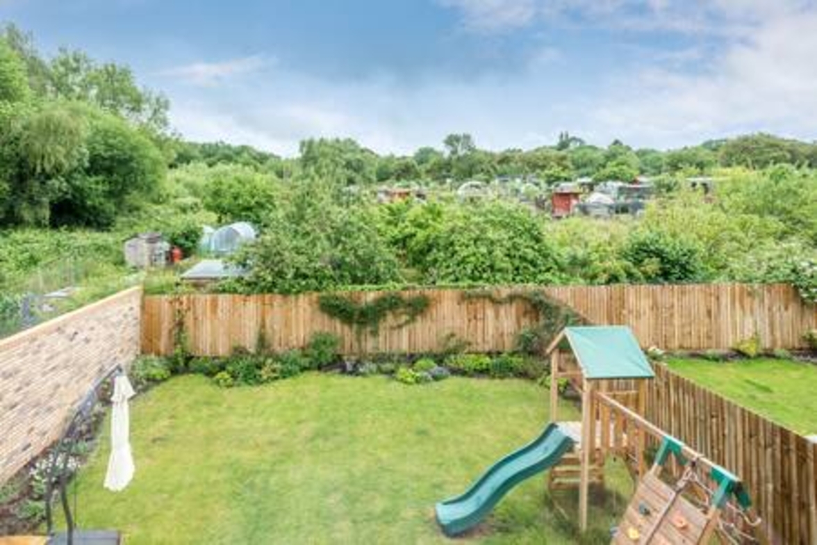 Family-Friendly Getaway – Garden, Parking Sleeps 7