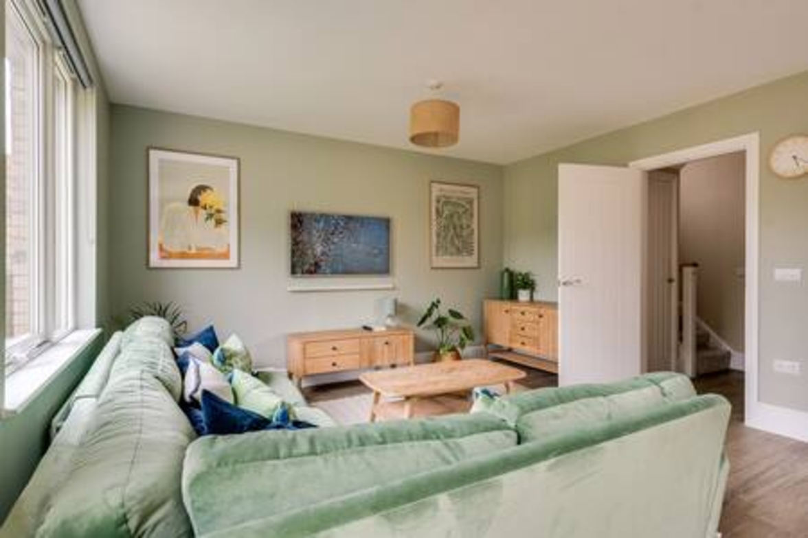 Family-Friendly Getaway – Garden, Parking Sleeps 7