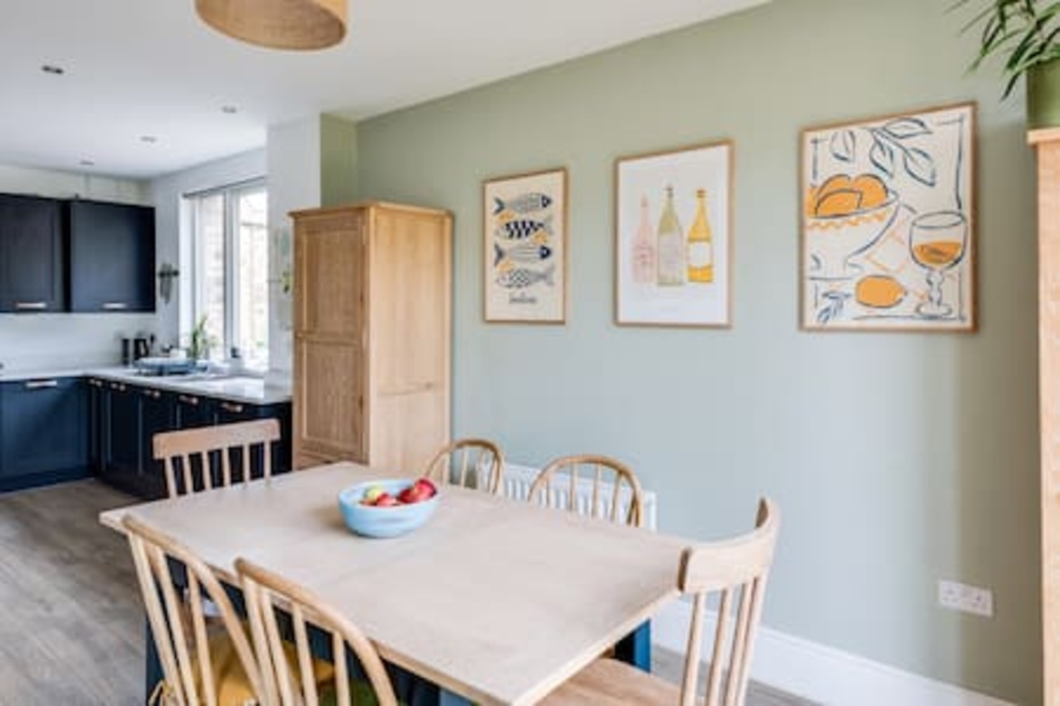 Family-Friendly Getaway – Garden, Parking Sleeps 7