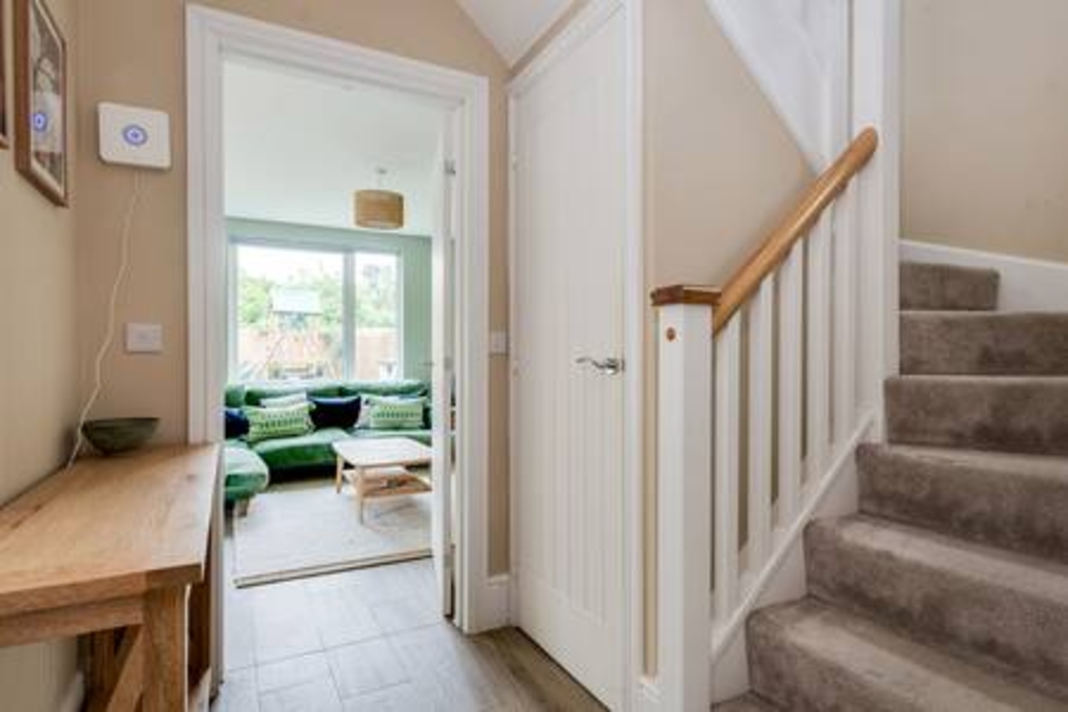 Family-Friendly Getaway – Garden, Parking Sleeps 7