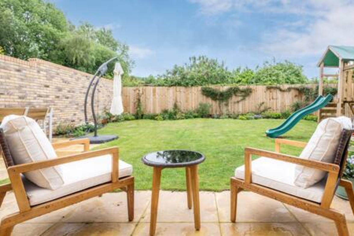 Family-Friendly Getaway – Garden, Parking Sleeps 7