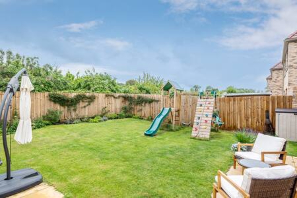 Family-Friendly Getaway – Garden, Parking Sleeps 7