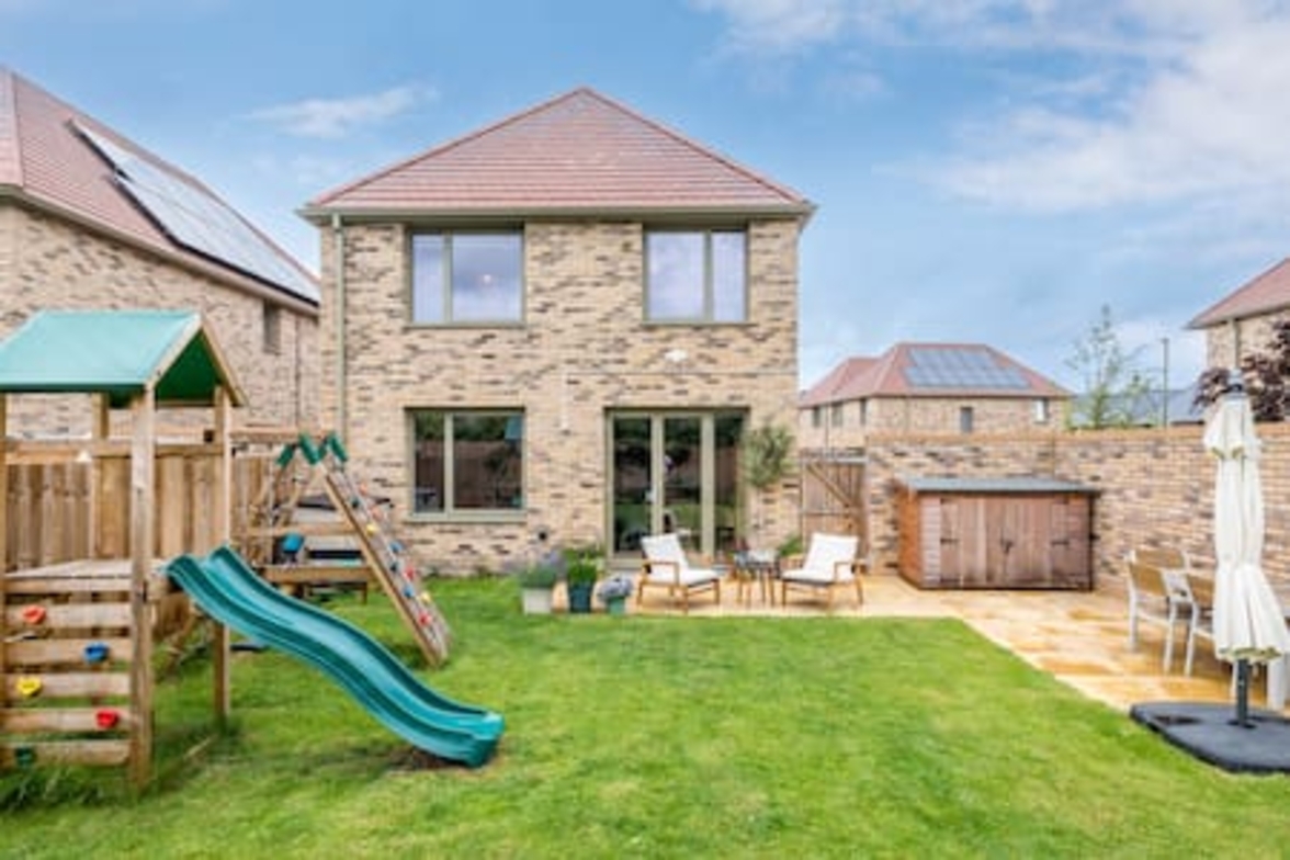 Family-Friendly Getaway – Garden, Parking Sleeps 7
