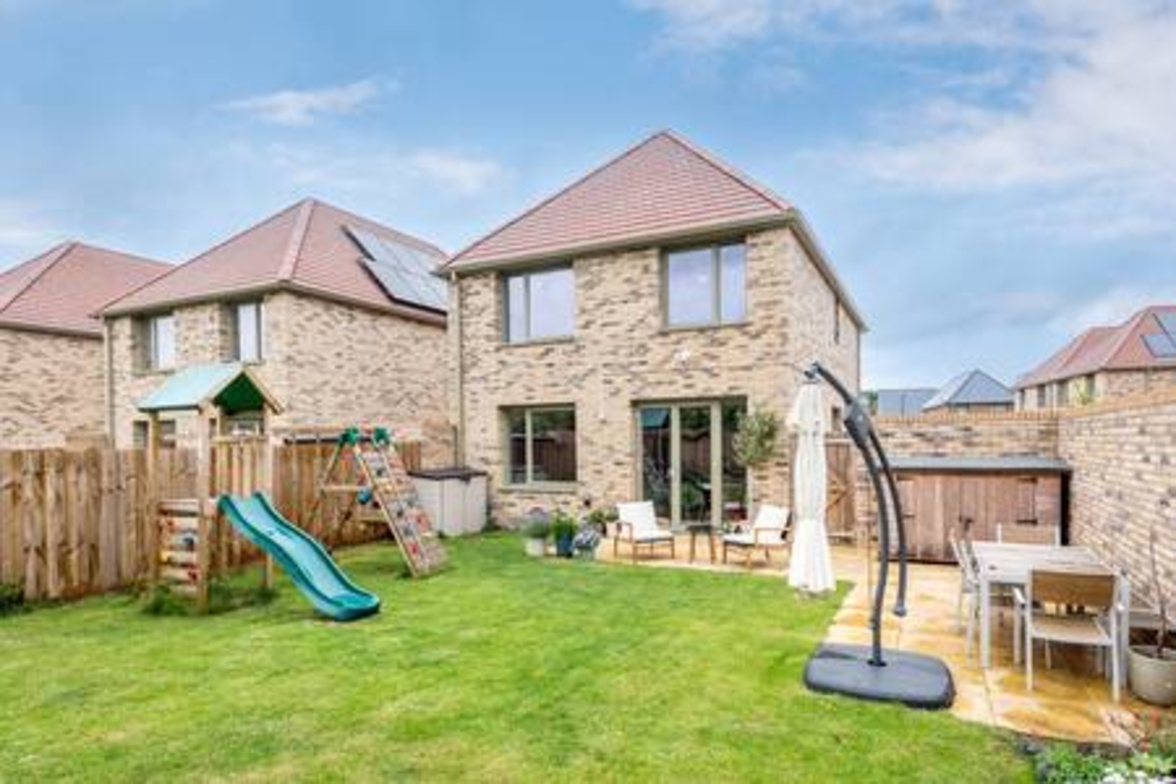 Family-Friendly Getaway – Garden, Parking Sleeps 7