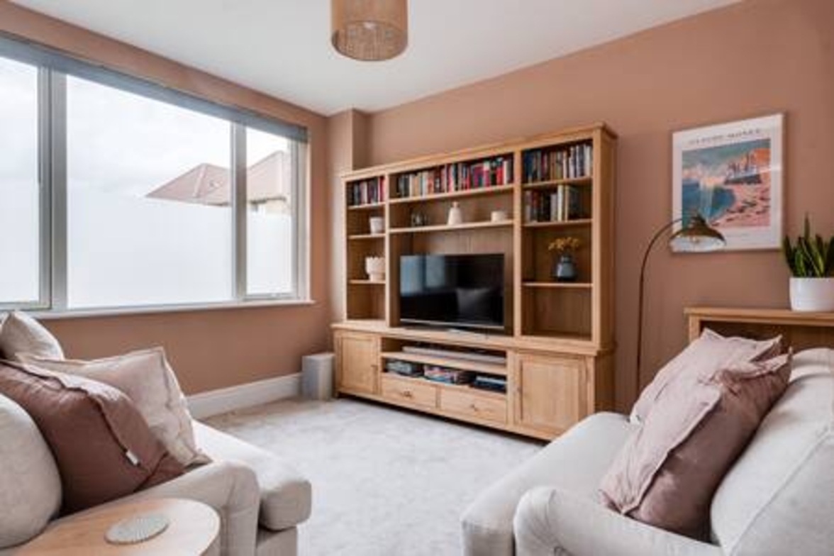 Family-Friendly Getaway – Garden, Parking Sleeps 7