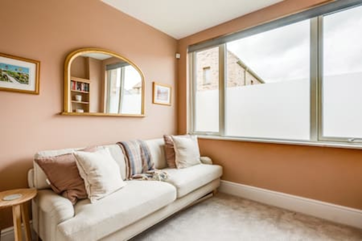 Family-Friendly Getaway – Garden, Parking Sleeps 7